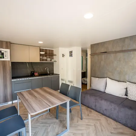 Urban Gardens 4*